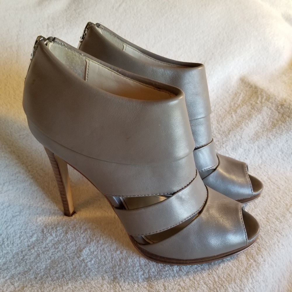 Calvin Klein Sz 6.5 gray leather platform heels
